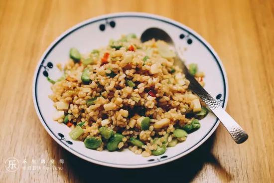 素食养生：蚕豆春笋糙米饭